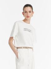 A lady wears a white T-shirt.